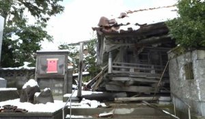 Japon: chutes de neige dans une ville touchée par le séisme