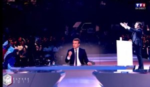 Macron : "Le Pen défend les couleurs d'un parti qui a conduit des attentats contre de Gaulle"
