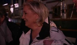 Marine Le Pen sur un bateau avec des pêcheurs dans le Gard