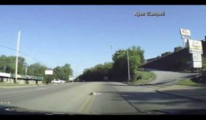 Zap Web : Une fillette tombe d'un bus en marche et est sauvée par un automobiliste (vidéo)