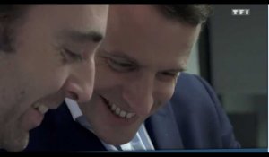 Emmanuel Macron hilare en regardant la vidéo où il s'est pris un œuf (vidéo)