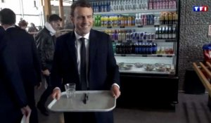 Emmanuel Macron mange dans un restaurant d'autoroute, la vidéo insolite