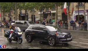 Emmanuel Macron s'arrête sur les Champs-Elysées en hommage au policier tué (vidéo)