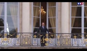 Passation de pouvoir : François Hollande au balcon de l'Elysée, les images surprenantes (Vidéo)