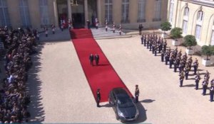 Passation de pouvoirs : la journée d'Emmanuel Macron vue par nos JT
