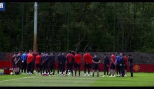 Attaque à Manchester : Paul Pogba et l'équipe de Manchester United honore une minute de silence (vidéo)