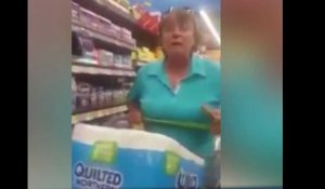 Etats-Unis : Une femme raciste s'en prend à deux clientes dans un supermarché (vidéo)