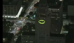 Los Angeles allume un vrai Bat-signal pour dire au revoir à Adam West