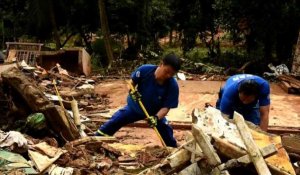 Sri Lanka/mousson: des secouristes chinois déblayent un village