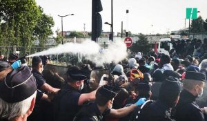 Les migrants repoussés par des gaz lacrymogènes devant le centre saturé de La Chapelle
