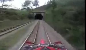 Rouler à moto sur des rails