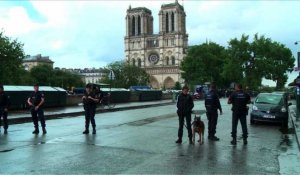 Attentat: panique des touristes devant Notre-Dame (témoin)