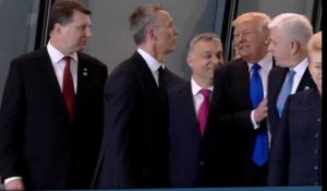 Donald Trump bouscule le Premier ministre du Monténégro pour être au premier rang d'une photo officielle (vidéo)