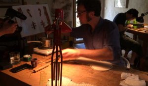 Les luthiers construisent un violon en quatre jours