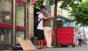 Manchester: un jeune musulman offre des "câlins gratuits"