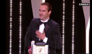 Festival Cannes 2017 : Joaquin Phoenix gêné reçoit son prix en baskets (vidéo)