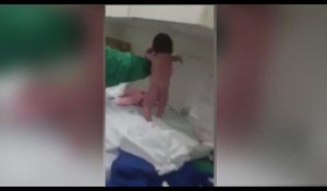 Incroyable : un bébé marche dès sa naissance ! (Vidéo) 