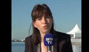 Vidéo : Public Buzz : Cannes 2017 : Une journaliste termine son duplex en s'offrant un plongeon dans la Mediterrannée