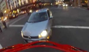 Une moto se fait percuter à un feu rouge...