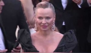 Festival Cannes 2017 : Pamela Anderson méconnaissable sur le tapis rouge (vidéo)