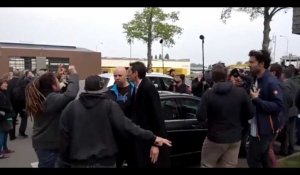 Marine Le Pen prise à partie par des manifestants, elle reçoit des œufs en Bretagne (Vidéo)