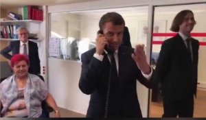 Emmanuel Macron en visite au standard de l'Elysée, il répond au téléphone (vidéo)