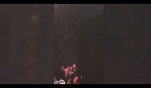 Zap Web : Un rappeur se fait violemment frapper par un homme pendant son concert (vidéo)