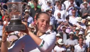 Roland-Garros 2017 : la sensation Jelena Ostapenko remporte le tournoi (vidéo)