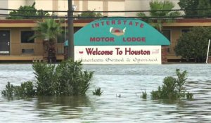 Les autoroutes sont toujours inondées à Houston