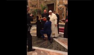 Devant le Pape François, il demande sa petite-amie en mariage ! (vidéo)