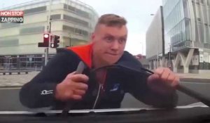 Un cycliste s'attaque violemment à un taxi (Vidéo)