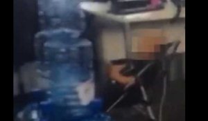 Un enfant utilisé comme balle de bowling par des employés au bureau (Vidéo)