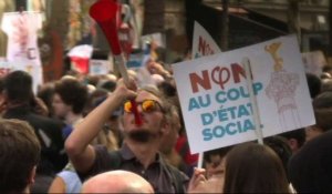 Mélenchon mobilise dans la rue contre le "coup d'Etat social"
