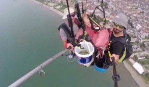 Deux hommes pêchent depuis un parapente, la vidéo WTF