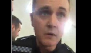 Des policiers sèment la pagaille en entrant chaussés dans une mosquée (Vidéo)