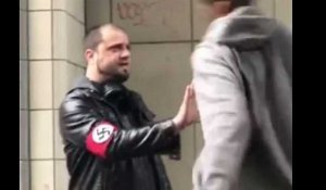 Un néo-nazi se prend un coup de poing au visage à Seattle (Vidéo)