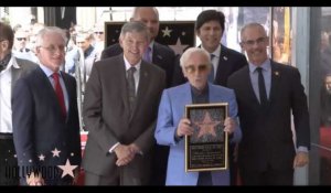 Charles Aznavour découvre son étoile sur le "Walk of Fame" à Hollywood (vidéo)