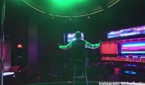 Floyd Mayweather s'éclate dans un club de strip-tease avant son combat contre Conor McGregor (Vidéo)