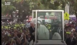 Le pape François se blesse en se cognant à sa Papamobile