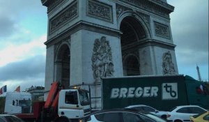 Les forains bloquent la place de l'Etoile à Paris