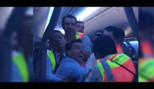 Un homme ivre et enragé agresse des stewards dans un avion (vidéo)