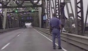 Un policier héroïque empêche un jeune homme de se suicider (vidéo)