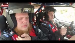 Un co-pilote de rallye vomit pendant une course (vidéo)
