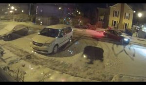 Un conducteur dessine des cœurs dans la neige sans faire exprès (vidéo)