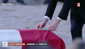 Emmanuel Macron dépose un crayon sur le cercueil de Jean d'Ormesson - ZAPPING ACTU DU 08/12/2017