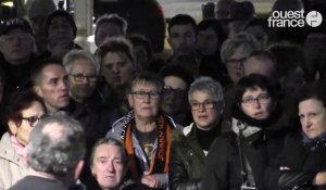Johnny Hallyday : à Saint-Brieuc, des dizaines de fans ont pleuré sa mort en chanson