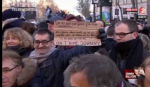 Hommage à Johnny Hallyday : Foule de fans devant l'église de la Madeleine à Paris (vidéo)