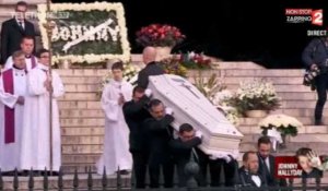 Hommage à Johnny Hallyday : Le cercueil du chanteur acclamé par la foule (vidéo) 