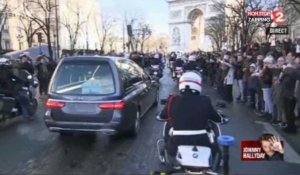 Hommage à Johnny Hallyday : Le cortège funéraire descend les Champs-Elysées (vidéo)