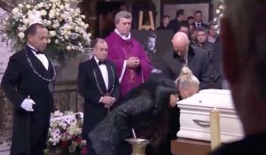 Læticia, Jade et Joy embrassent une dernière fois le cercueil de Johnny Hallyday